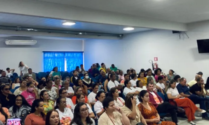 Trabalhadores da saúde lotam plenário da Câmara de Imperatriz durante votação de reajustes salariais. Mobilização foi decisiva para a aprovação dos projetos. Foto: Câmara