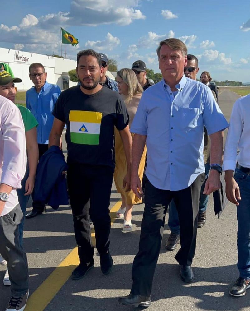 Prefeito tenta surfar na “onda bolsonarista” mas não escapa das vaias e se enrola com a Justiça