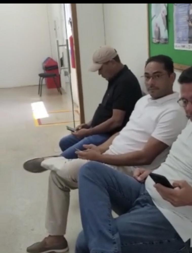 Prefeito Assis Ramos aguardando para participar de Audiência com críticos da gestão