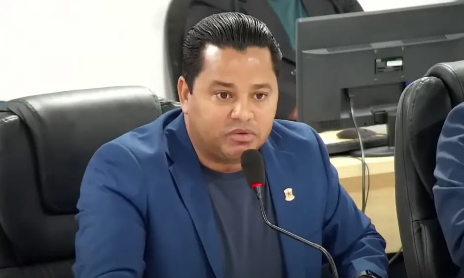 : Vereador Rodrigo Brasmar (PSDB) durante discurso que abalou a sessão: acusou secretários de 'pré-campanha eleitoral' e cobrou respeito ao Legislativo. Foto: Câmara.