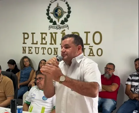 Vagtonio Brandão discursa na Câmara de Davinópolis ao lado de lideranças locais, oficializando sua pré-candidatura a deputado estadual. Foto: Instagram/Elson Araújo