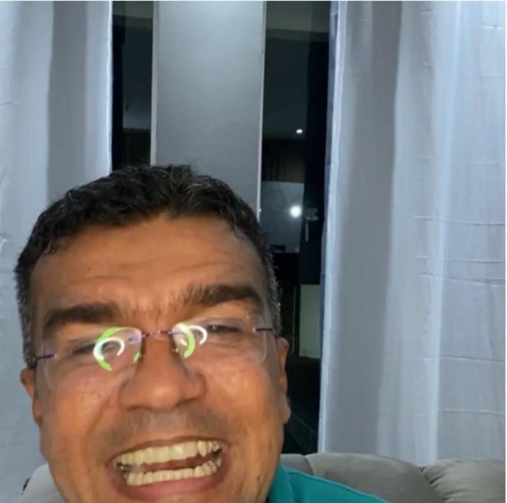 “Eu não recebi nenhuma ligação. Eu não iria sair 900 km da minha cidade(São Pedro dos Crentes) para São Luís e ser barrado. Eu não fui porque tenho amor próprio. Eu não tenho mais mandato, tenho boca pra alimentar”, disse Lahesio, ao lembrar que foi barra