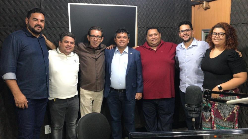Marcio Jerry e assessoria visitam o comunicador Arimáteia Jr