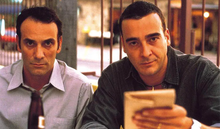  “O Invasor” (2002), de Beto Brant, um longa-metragem duro, impactante e que parece cada vez mais atual.