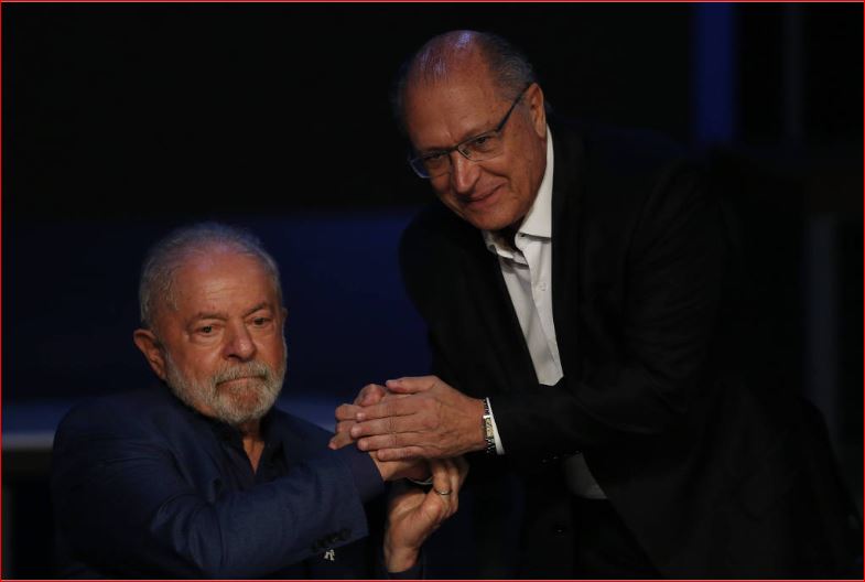 O presidente eleito, Luiz Inácio Lula da Silva (PT), ao lado do vice-presidente eleito, Geraldo Alckmin (PSB-SP). - Lúcio Tavora -13.dez.2022/Xinhua