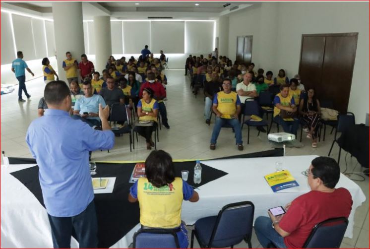 O encontro teve início com o debate sobre a conjuntura política do Brasil e no Maranhão, tendo como debatedores o 1º vice-presidente do Sinproesemma, Henrique Gomes, a secretária de representação de núcleo, Janice Neri e o presidente do Sinproesemma, Raim