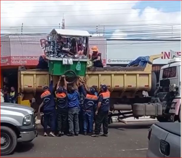 Operação de retirada de barracas de vendedores informais continua pelas ruas do Centro de Imperatriz