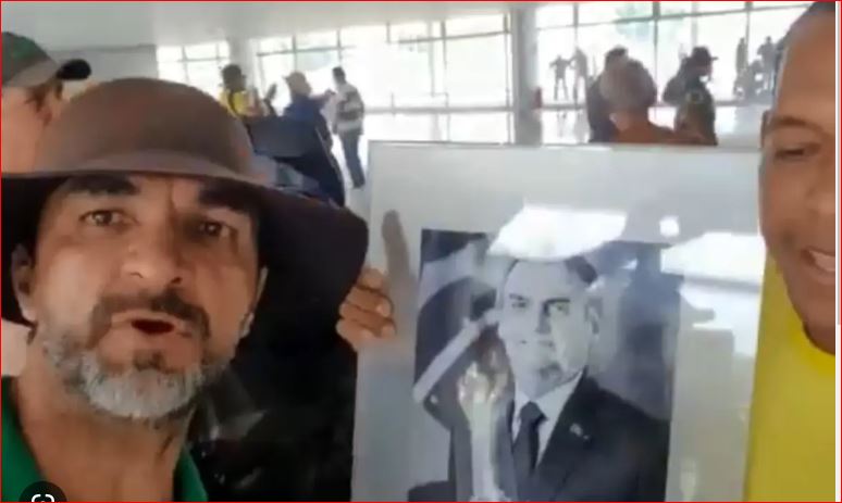 A tomada de Brasília por hordas terroristas que pilharam as sedes dos três poderes da República neste domingo era uma história cantada por aliados de Jair Bolsonaro .