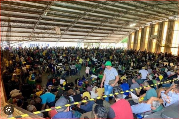 Vídeo mostra bolsonaristas detidos em ginásio da PF para triagem