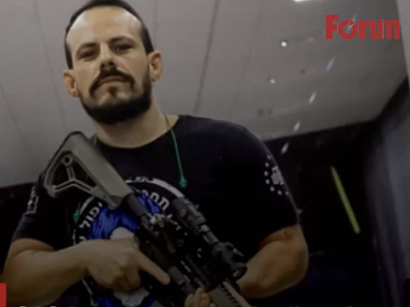 O advogado Leandro Mathias Novaes, de 40 anos, dono de uma licença de Colecionador, Atirador Desportivo e Caçador (CAC) 