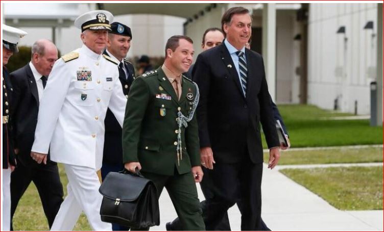O homem que barrega a mala de Bolsonaro é o “Coronel Cid”, responsável por desviar dinheiro público para pagar a vida da mulher e dos filhos do ex-presidente