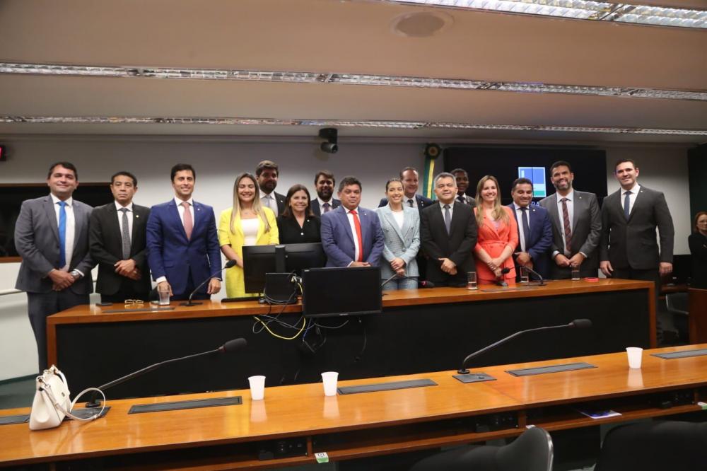 Dos 18 deputados federais e três senadores, ficaram ausentes da foto apenas André Fufuca (PP), Rubens Júnior (PT) e Aluísio Mendes (Republicanos). 