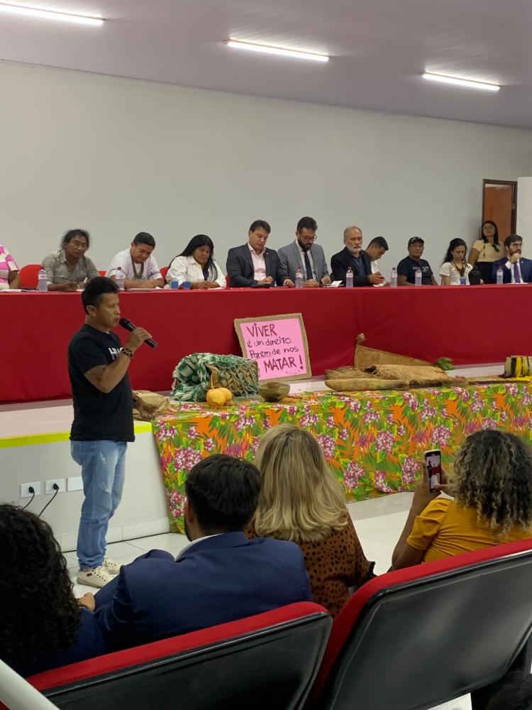 Em sua fala, a ministra Sônia Guajajara destacou a importância de momentos como este para trazer à luz um debate tão relevante e urgente aos povos indígenas no estado.