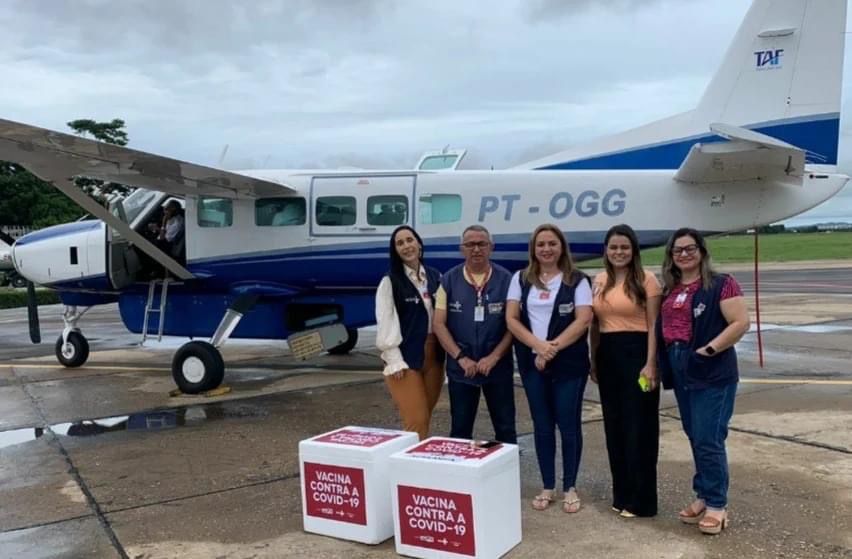 Dra Kelly Rocha e equipe da Regional de Saúde de Imperatriz recebendo do Governo do MA / SES, 8160 doses de vacina Pfizer Bivalente,