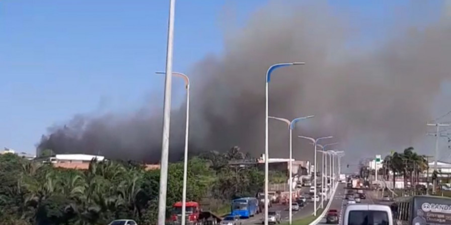 Incêndio causou pânico em clientes que estavam dentro do shopping. (Foto: Reprodução)