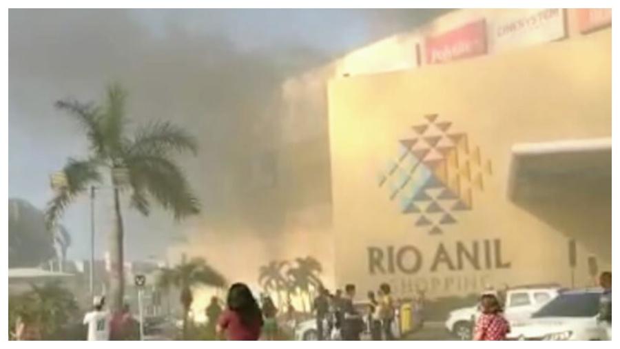 Fumaça e desespero toma conta do Shopping Anil