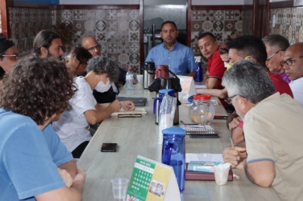 Os educadores relataram as diversas formas de atos arbitrários que estão sendo perpetrados pelos gestores no chão da escola, como assédio moral, ameaça de devolução do professor, alegação de que os educadores não se adequam ao modelo pedagógico, entre out