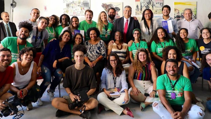 Flávio Dino reunido com lideranças e ativistas de direitos humanos de comunidades cariocas