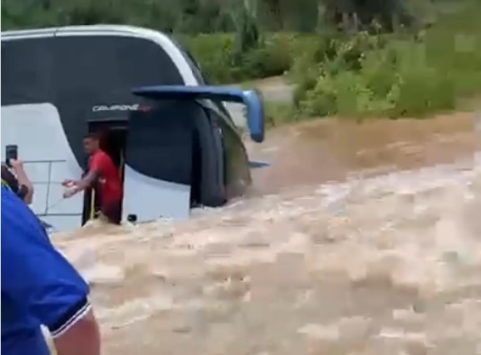 Um ônibus com mulheres e crianças chegou a ser tragados pelas águas, numa situação de extremo risco para os passageiros.