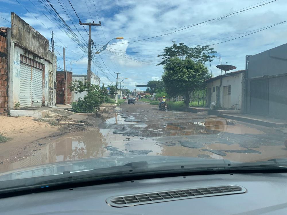Avenida João Palmeiras que liga vários bairros ao Centro: quase intrafegável.