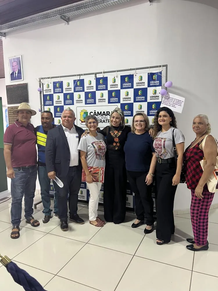 Representantes do Legislativo e da cultura unidos na Tribuna Popular pelo fortalecimento da Lei Francisca do Lindó, que reconhece e apoia mestres e mestras da cultura de Imperatriz. Um passo histórico no Dia Nacional das Artes. Foto: Divulgação.
