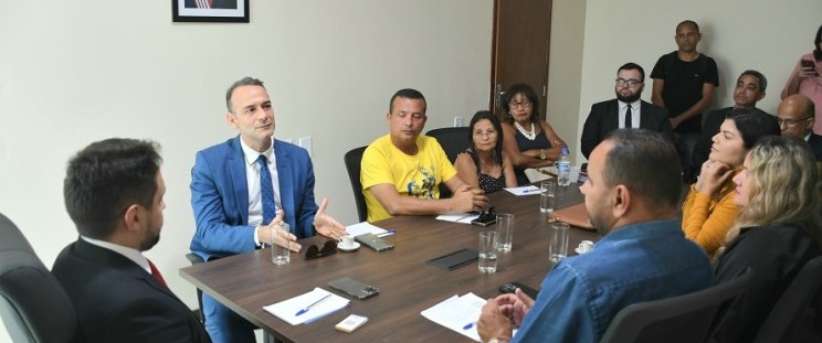 Participaram do ato, o subsecretário de Educação, Anderson Lindoso, representando o vice-governador e secretário de Estado da Educação, Felipe Camarão; o procurador-geral adjunto para Assuntos Institucionais da PGE, Bruno Tomé Fonseca; e o presidente do S
