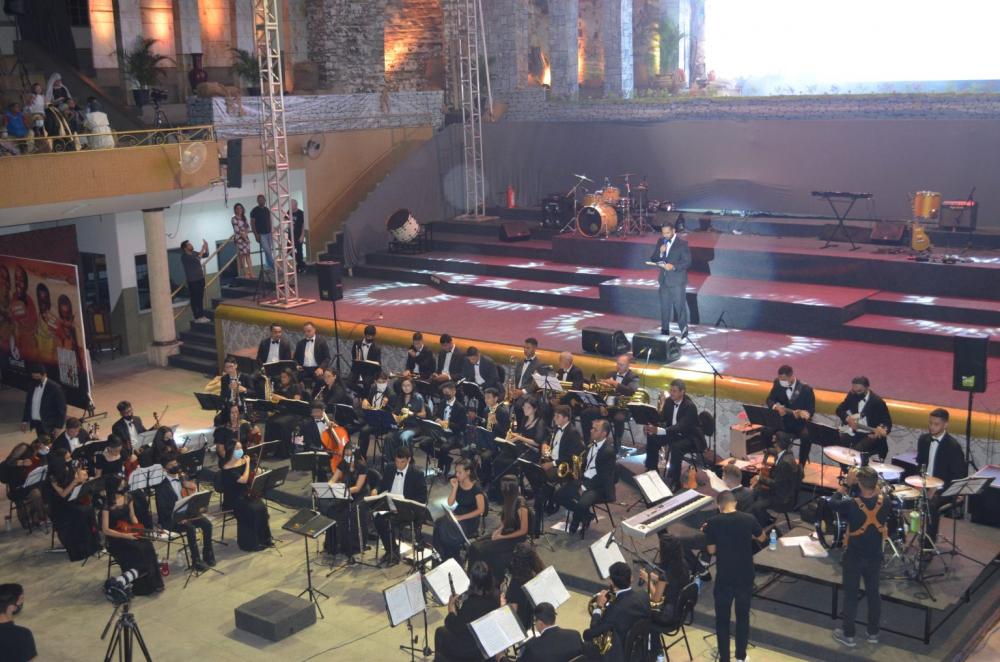 A produção conta com um elenco talentoso de músicos e atores, que se apresentam em um palco grandioso, decorado com cenários incríveis e iluminação impecável. A trilha sonora é especialmente composta para o espetáculo e traz uma mistura de estilos musicai